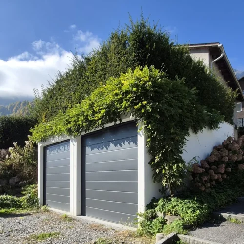Eine Garage kann kaum harmonischer in die Umgebung integriert sein! 🌿 🍀🐝🦋🌱🌿🌱 Herzliche Gratulation an den Bauherr...